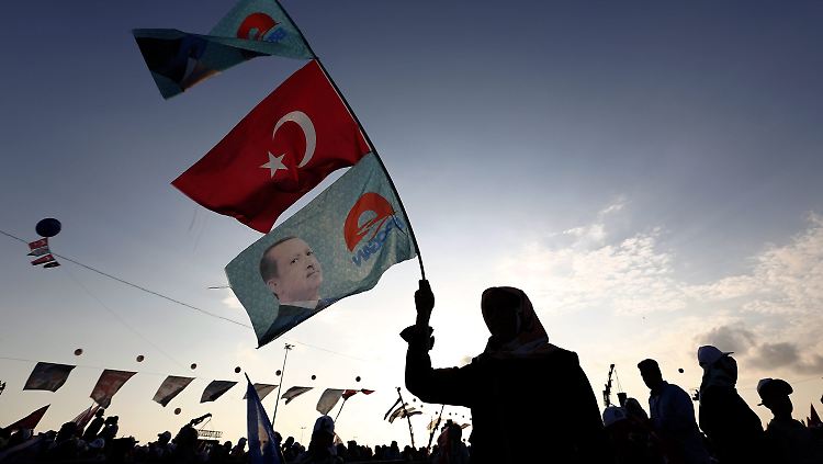 Anhänger von Erdogan feiern ihn auf einer Veranstaltung zur Präsidentschaftswahl.