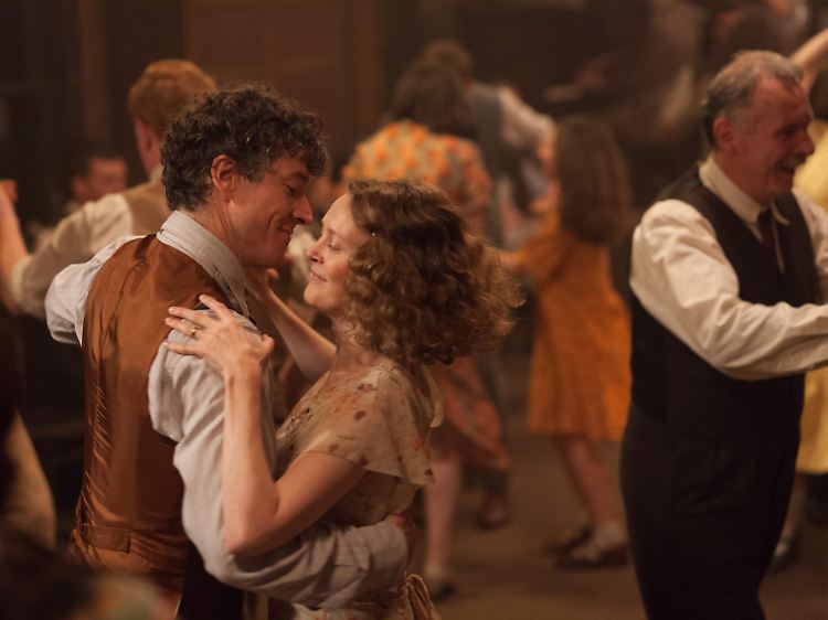 Jimmy Gralton (Barry Ward) tanzt mit seiner alten Flamme Oona (Simone Kirby).