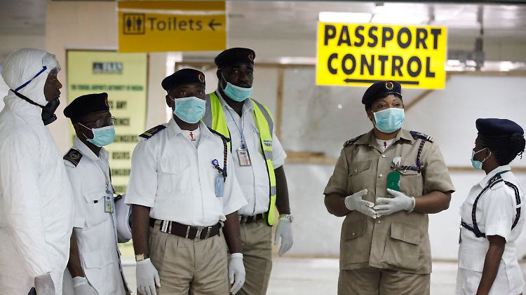 Auch am Flughafen im nigerianischen Lagos werden Passagiere auf mögliche Symptome einer Ebola-Epidemie untersucht.