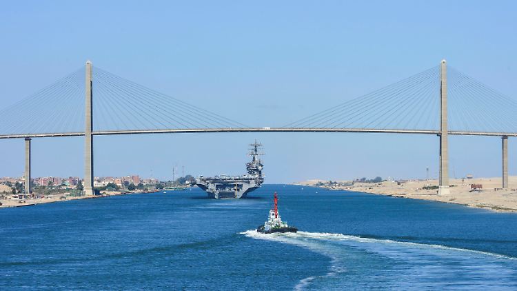 Hier muss alles durch: Die Suezkanalbrücke verbindet die Halbinsel Sinai mit Ägypten. Die maximale Durchfahrtshöhe beträgt 70 Meter.