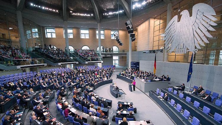 Eine rot-rot-grüne Koalition wäre eine Premiere auf Bundesebene.