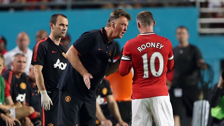 Louis van Gaal beim Zwiegespräch mit Wayne Rooney. Der Nationalstürmer hat gute Chancen, neuer United-Kapitän zu werden.