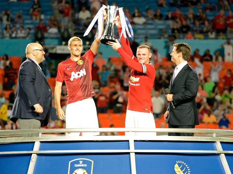 Titel ist Titel: Rooney und Teamkollege Darren Fletcher präsentieren den Fans den Guinness International Champions Cup.