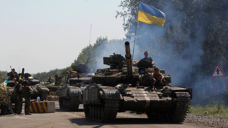 Ukrainische Panzer auf dem Weg Richtung Donezk: Die Armee zieht derzeit alle verfügbaren Kräfte für den Sturm auf die Stadt zusammen.