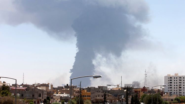 Rauchwolken über Tripolis: Die Kämpfe rivalisierender Milizen bedrohen die Lager- und Förderkapazitäten Libyens.