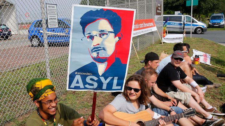 Edward Snowden lebt seit einem Jahr im Exil in Moskau - diese Unterstützer wollen ihn nach Deutschland holen.