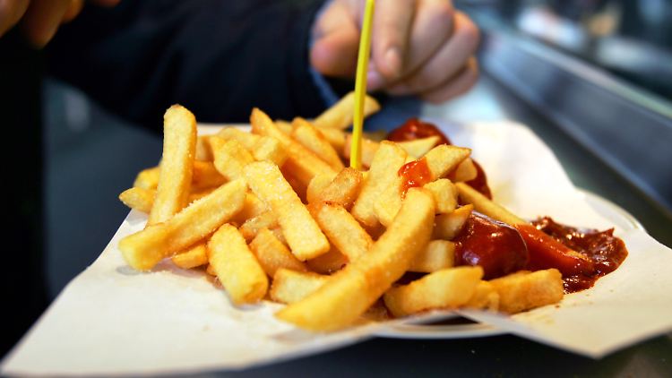 Goldgelb und knusprig - so müssen richtige Pommes aussehen.
