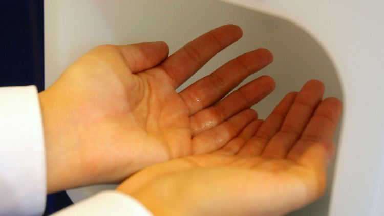 Moderne Desinfektionsanlagen kommen ganz ohne Körperkontakt aus.
