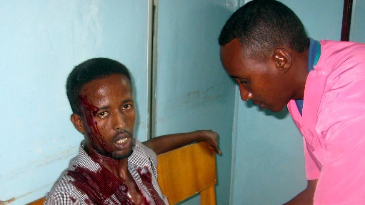 Ein verwundeter Zivilist wird im Medina Hospital in Mogadischu versorgt.