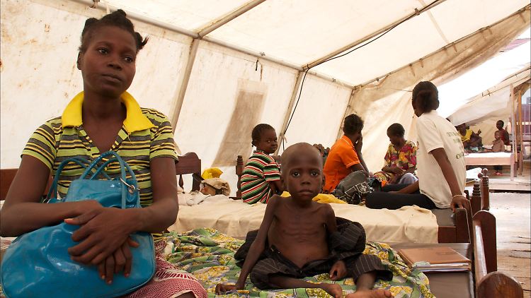 Eine Mutter mit ihrer fünfjährigen Tochter in einem behelfsmäßigen Hospital in Bangui.