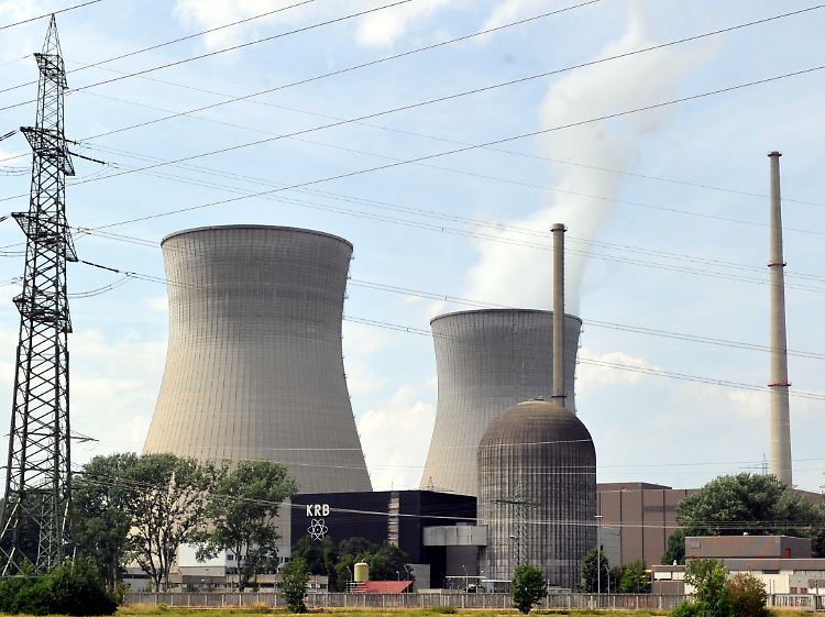 Außenansichten einer Energiequelle: Die Türme A und B am Standort Grundremmingen.
