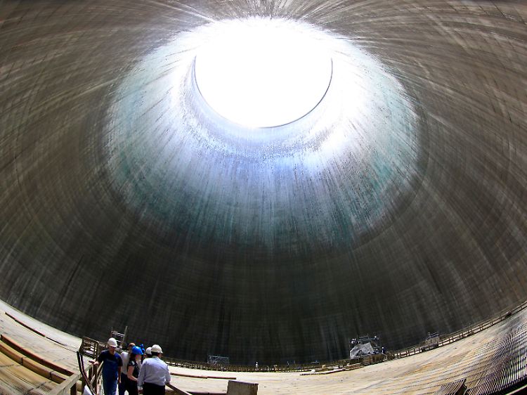 Im Inneren von Kühlturm B des Kernkraftwerks Grundremmingen: Die gewaltige Anlage stammt aus einer Ära ohne Wettbewerb.
