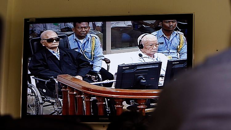 Mit starrem Blick verfolgen Khieu Samphan (r.) und Noun Chea die Urteilsverkündung.