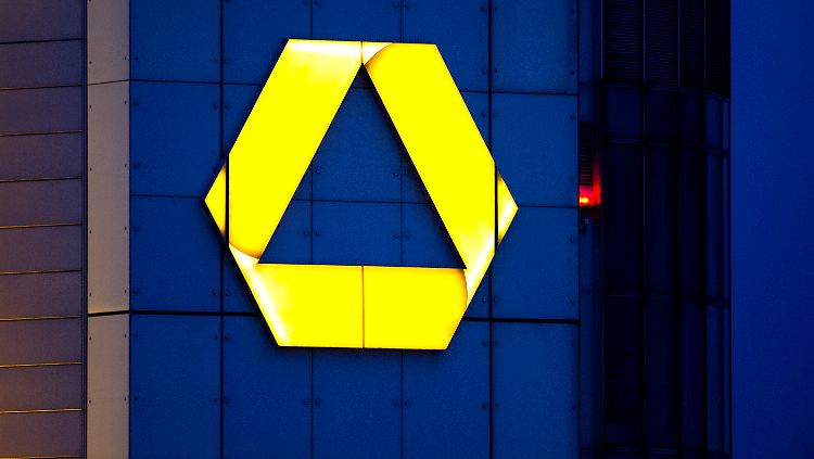 Die Commerzbank senkt die Risikovorsorge und profitiert vom gut laufenden Privatkundengeschäft.