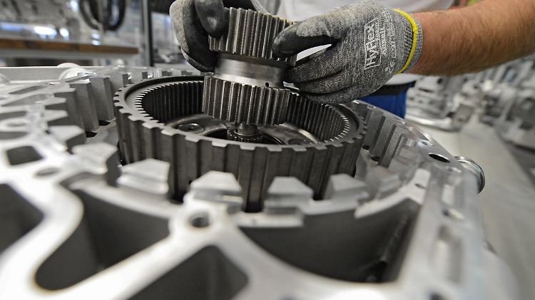 Die deutsche Industrieproduktion zieht wieder an, wenn auch schwächer als gedacht.