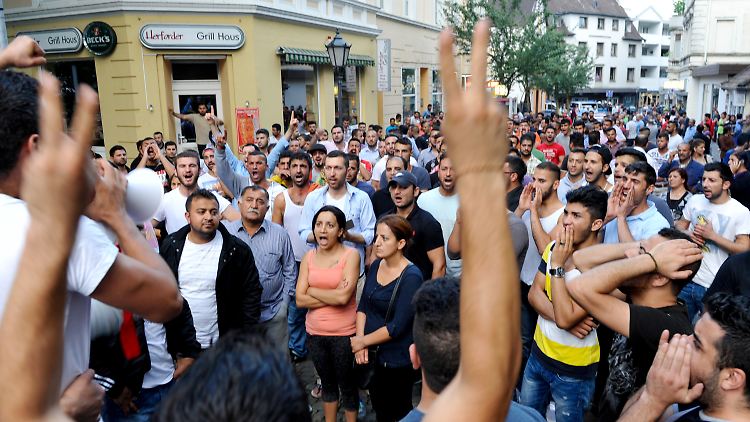 Nach der Attacke auf die jesidischen Männer versammelten sich rund 300 Angehörige der Glaubensgemeinschaft, um gegen den Angriff zu protestieren.