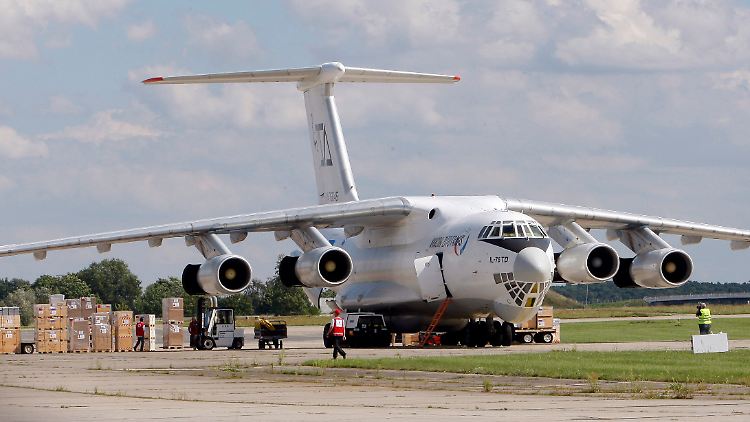 Eine Illjuschin 76 wird mit Hilfsgütern vom Deutschen Roten Kreuz auf dem Flughafen Berlin-Schönefeld beladen, darunter eine Anlage zur Aufbereitung von Trinkwasser für 15.000 Menschen.