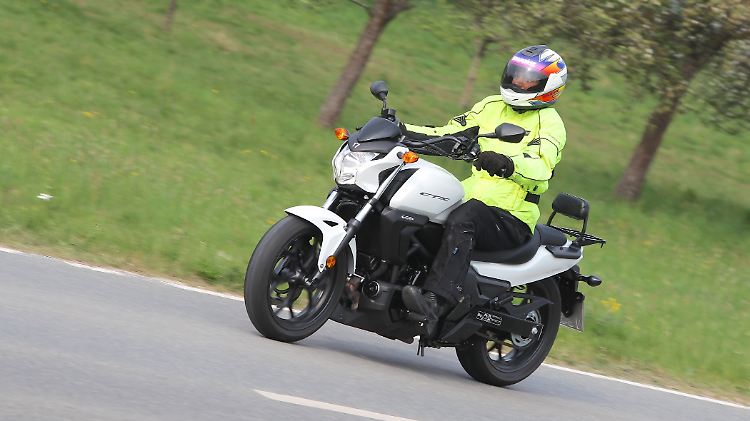 Mit bequemer Sitzposition und Doppelkupplungsgetriebe bietet die CTX 700 N viel Komfort.