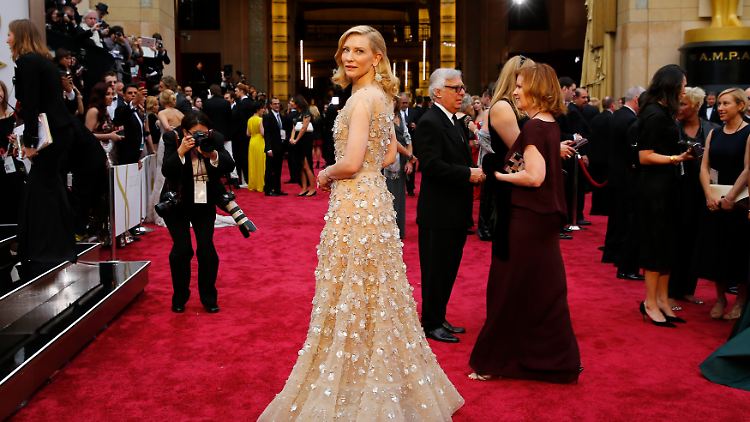 Cate Blanchett begeistert die Jury mit einer bodenlangen Armani-Robe.