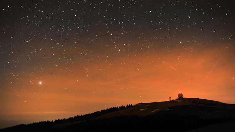 Sternenhimmel über der Radarstation auf der Wasserkuppe.