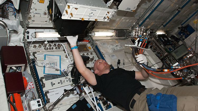 Der deutsche Astronaut Alexander Gerst an Bord der ISS.