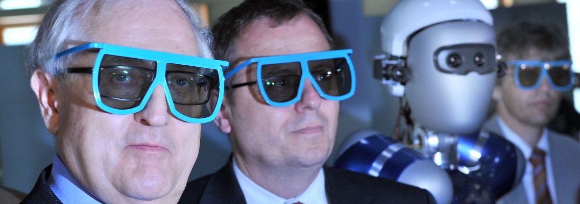 Brüderle bei einer 3-D-Präsentation im Deutschen Zentrum für Luft und Raumfahrt.