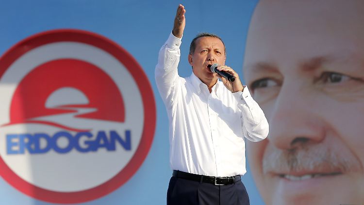 Als Ministerpräsident regiert Erdogan die Türkei seit nunmehr elf Jahren. Wegen der AKP-Parteistatuten darf er diesen Posten nicht noch einmal übernehmen.