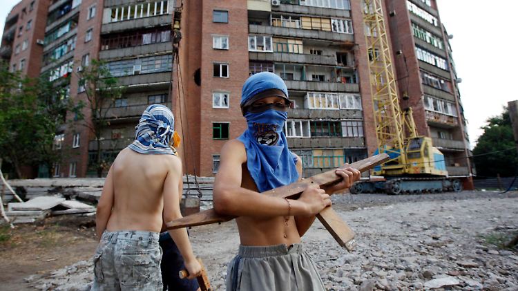 Krieg spielen: In Kramatorsk ahmen Jungen die Kämpfe zwischen Regierung und Separatisten nach.