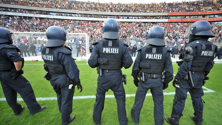 Polizeieinsatz beim Spiel Frankfurt gegen Köln: Die Kosten tragen die Länder. 