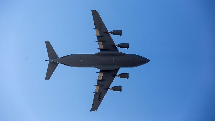 Zurück in den Irak: Die US-Militärmaschinerie läuft an. Mit Transportern vom Typ C-17 "Globemaster" lässt Washington bedrängten Kriegsflüchtlingen humanitäre Hilfe zukommen. Die Ölpreise steigen.