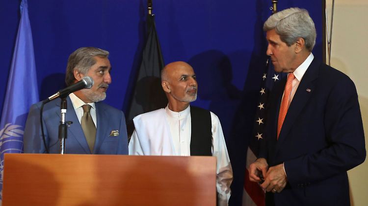 Einigung geschafft: Abdullah Abdullah (links) und Aschraf Ghani mit John Kerry.
