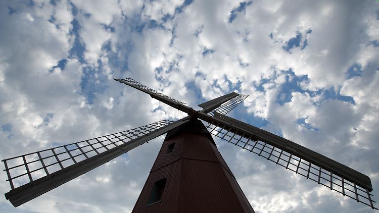 Schöne Mühle, aber Deutschlands schönste? Die historische Windmühle am Ortsrand von Hedeper im südlichen Niedersachsen.