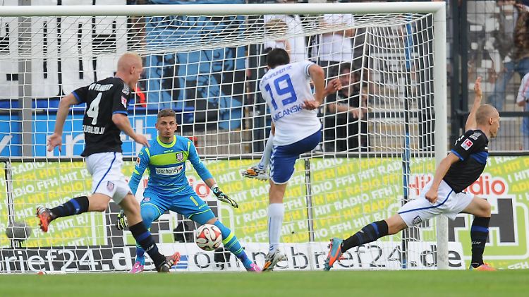Karlsruhes Ilian Micanski ist der erste Dreifachtorschütze der noch jungen Zweitliga-Saison.