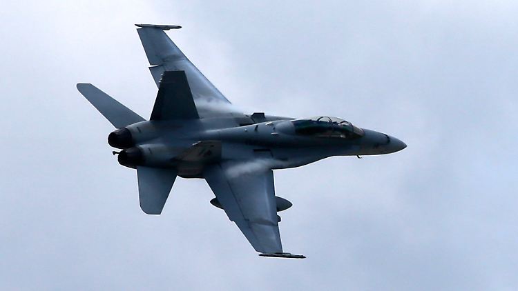Mit F18-Flugzeugen und Drohnen gehen die USA gegen die Gotteskrieger vor.