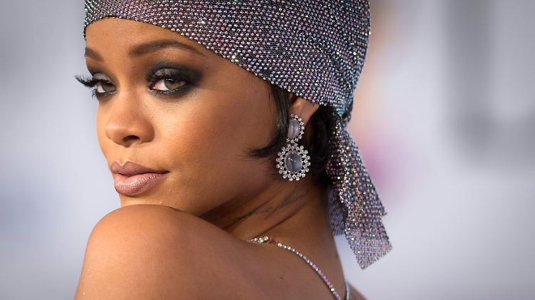 Rihanna steht auf Fußball.