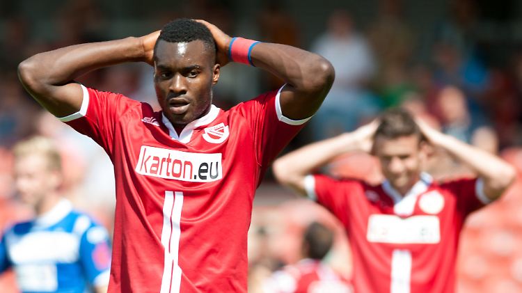 Cedric Mimbala ärgert sich nach verpatzter Chance: Der FC Energie Cottbus bleibt nach dem Remis gegen Erfurt im Tabellen-Mittelfeld.