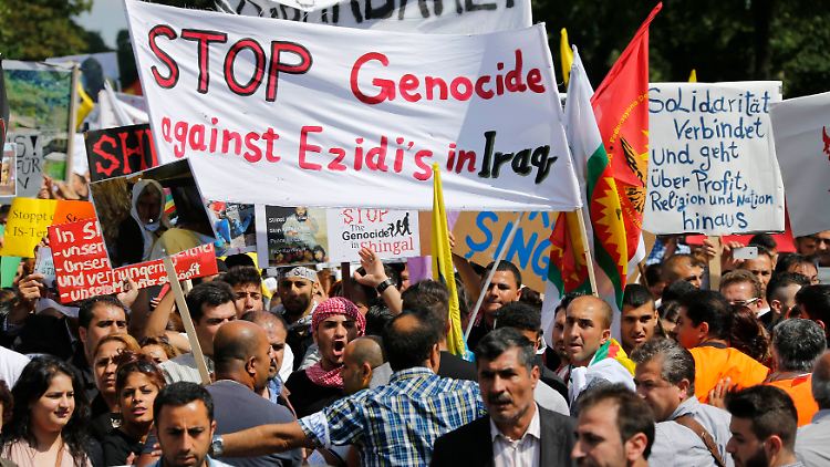 "Stoppt den Völkermord an den Jesiden", steht auf diesem Plakat.