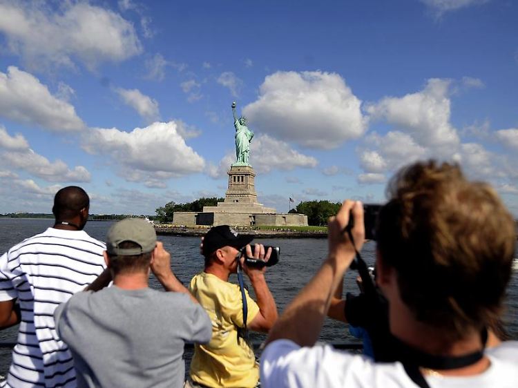 Die Gebühr wird für alle Touristen fällig, die ohne Visum per Flugzeug oder Schiff in die USA einreisen und höchstens 90 Tage bleiben wollen.