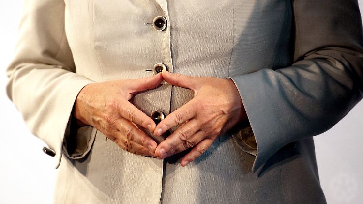 Merkels Raute - sie ist so typisch für die Kanzlerin wie ihre abwartende Politik.