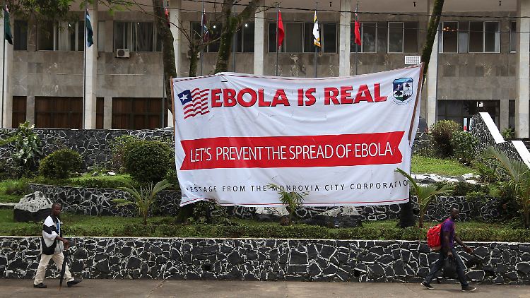 Ein Plakat im liberianischen Monrovia weist auf die Gefahr durch Ebola hin.