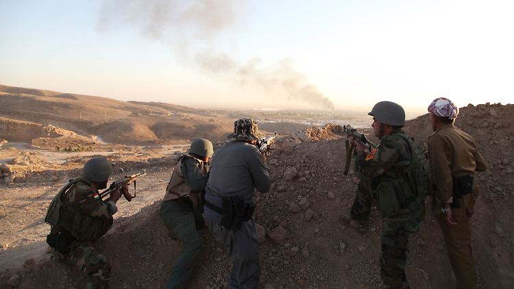 Kurdische Peschmerga-Einheiten beobachten US-Luftschläge im Sindschar-Gebirge.