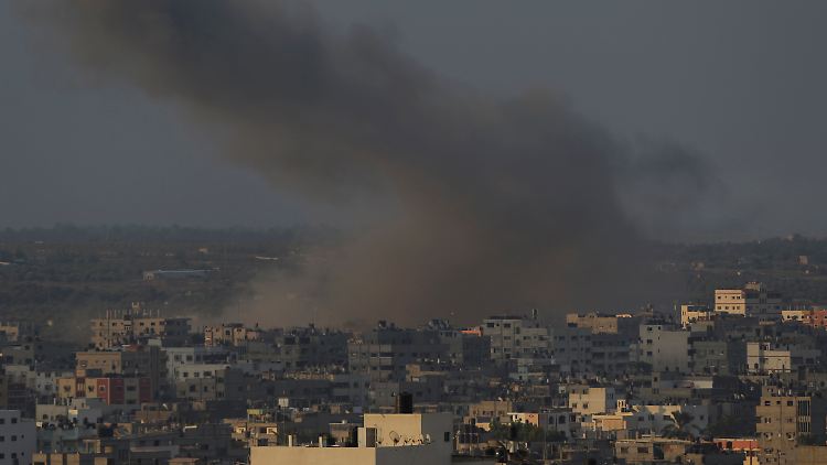 Über Gaza-Stadt steigt Rauch empor: 17 Ziele nahm die israelische Luftwaffe in der Nacht ins Visier.