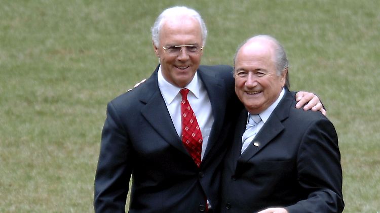 "Ich glaube, ihm ist die ganze Angelegenheit so peinlich wie mir", sagte Beckenbauer nach der Aussprache mit  Blatter.