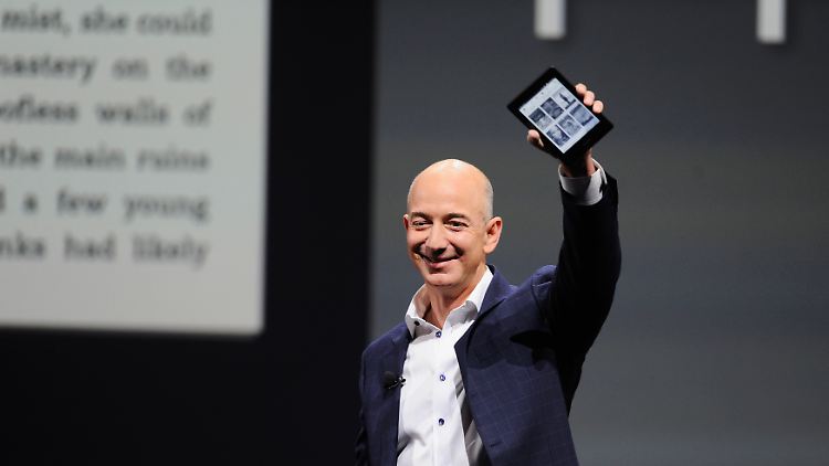 Amazon-Chef Jeff Bezos mit dem E-Book-Reader Kindle. Der Konzern hat schon früh auf digitale Bücher gesetzt.