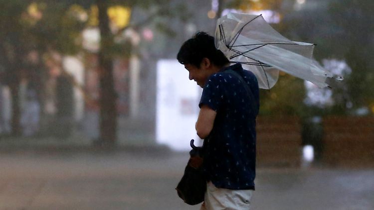 2014-08-10T102214Z_960011668_GM1EA8A1EWE01_RTRMADP_3_JAPAN-TYPHOON.JPG7884224802194894638.jpg