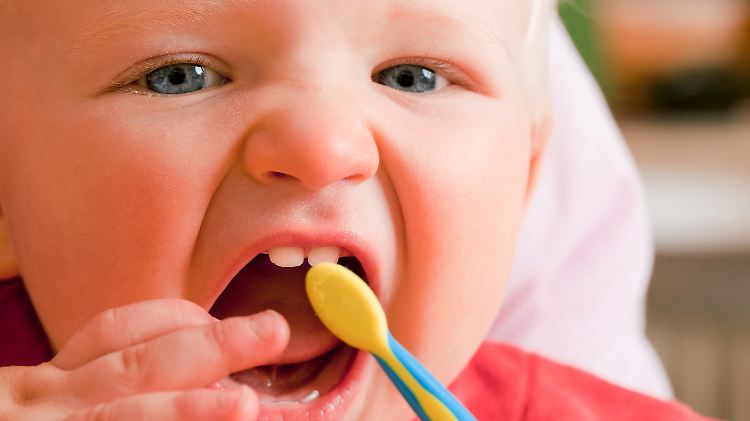 Schon früh sollten Kinder lernen, mit der Zahnbürste umzugehen - im Erwachsenenalter gilt es umzulernen.