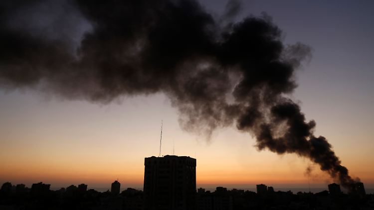 Rauch steigt über Gaza Stadt auf - die Ursache soll ein israelischer Luftschlag sein.
