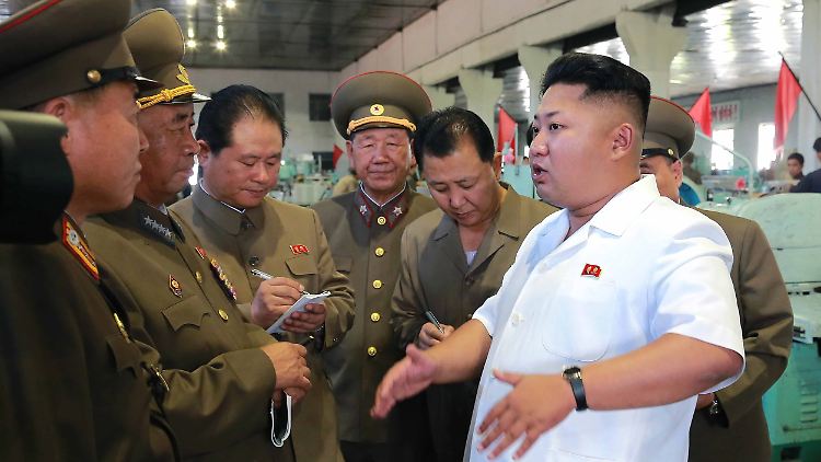 Kim Jong Un sendet wieder ein Lebenszeichen - eine südkoreanische Zeitung schreibt, seine gesundheitlichen Probleme hätten mit Übergewicht und Gelenkbrüchen zu tun.
