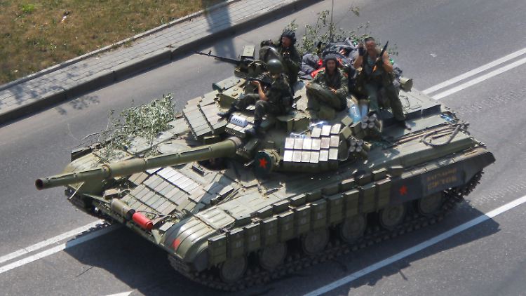 Die Separatisten - die auch über schwere Waffen verfügen - leisten in Donezk weiterhin Widerstand.