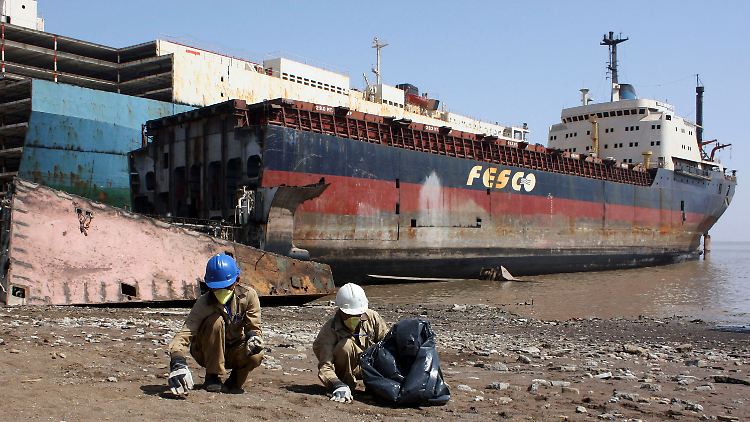 Tonnenweise alter Stahl: Eine Abwrack-Werft an der indischen Westküste.